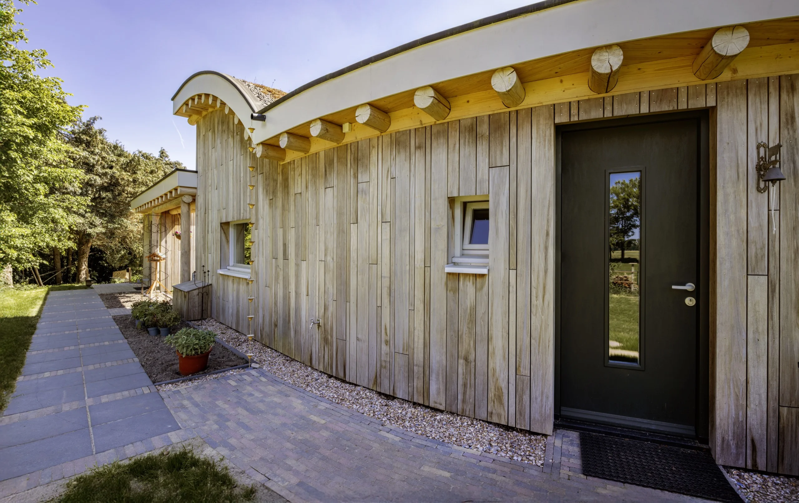 Ecologische woning in Haaren met gevelbekleding van populierenhout