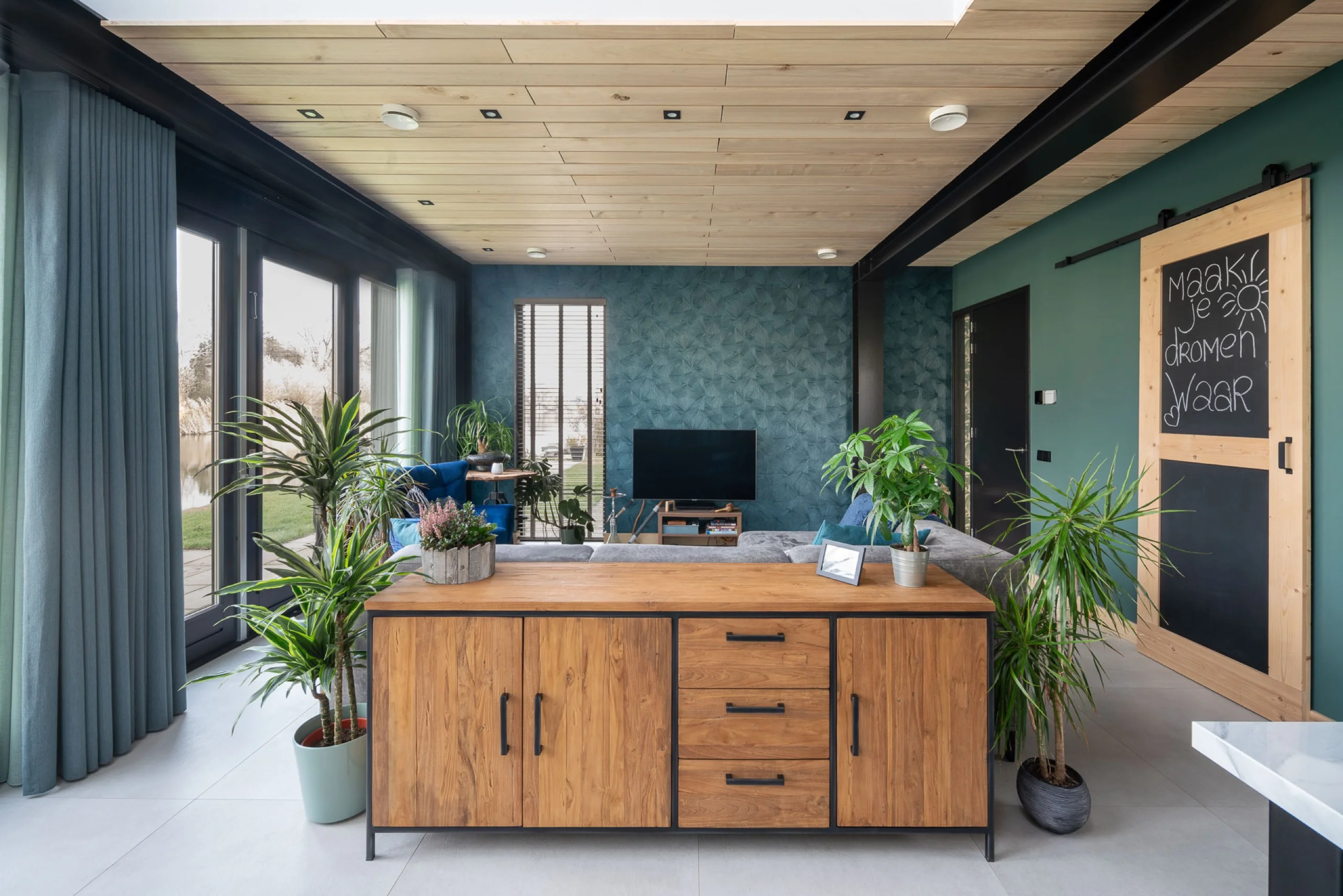 Plafond van populierenhout in een waterwoning in De Lier