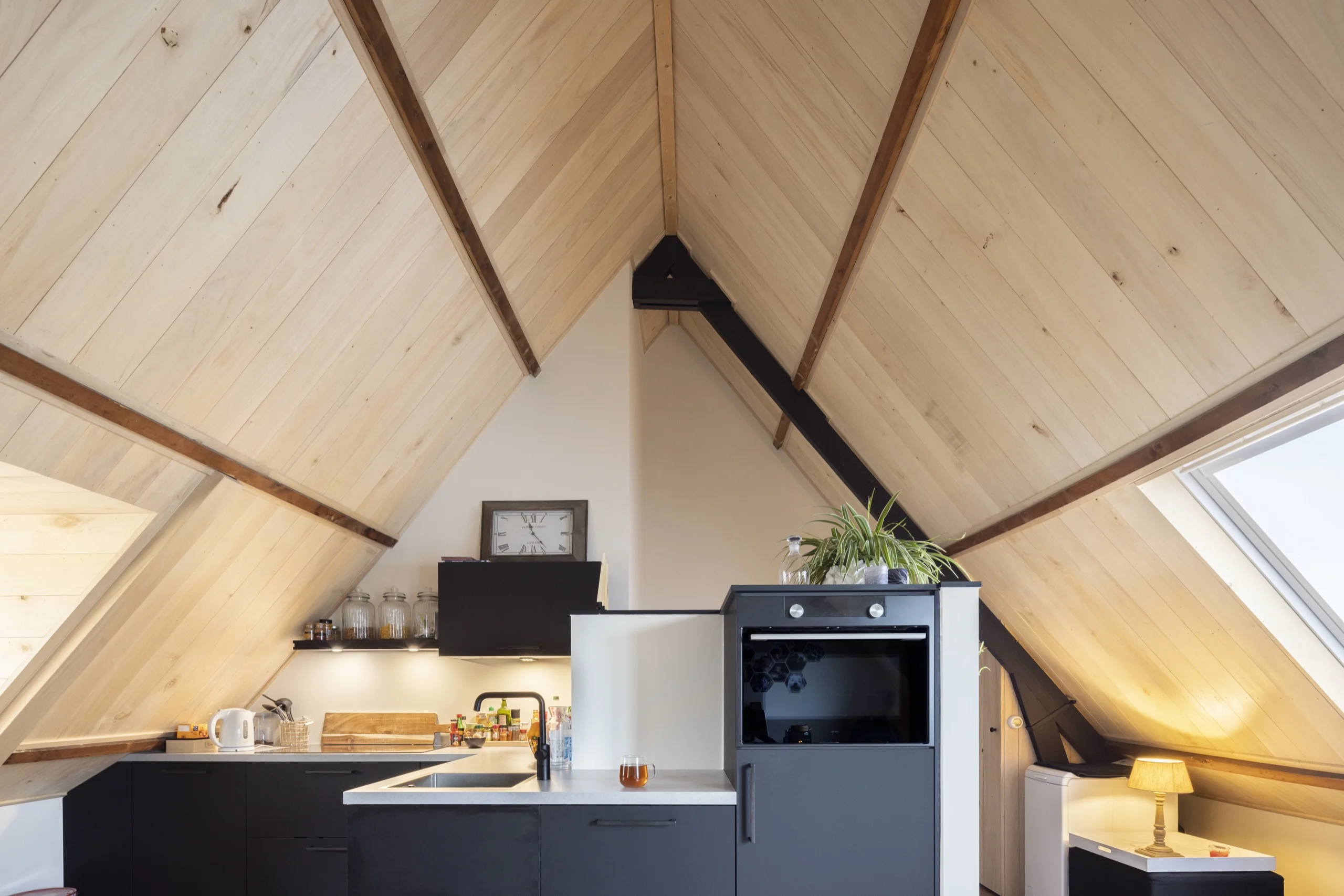 Zolderstudio in Boxtel bekleed met populierenhout