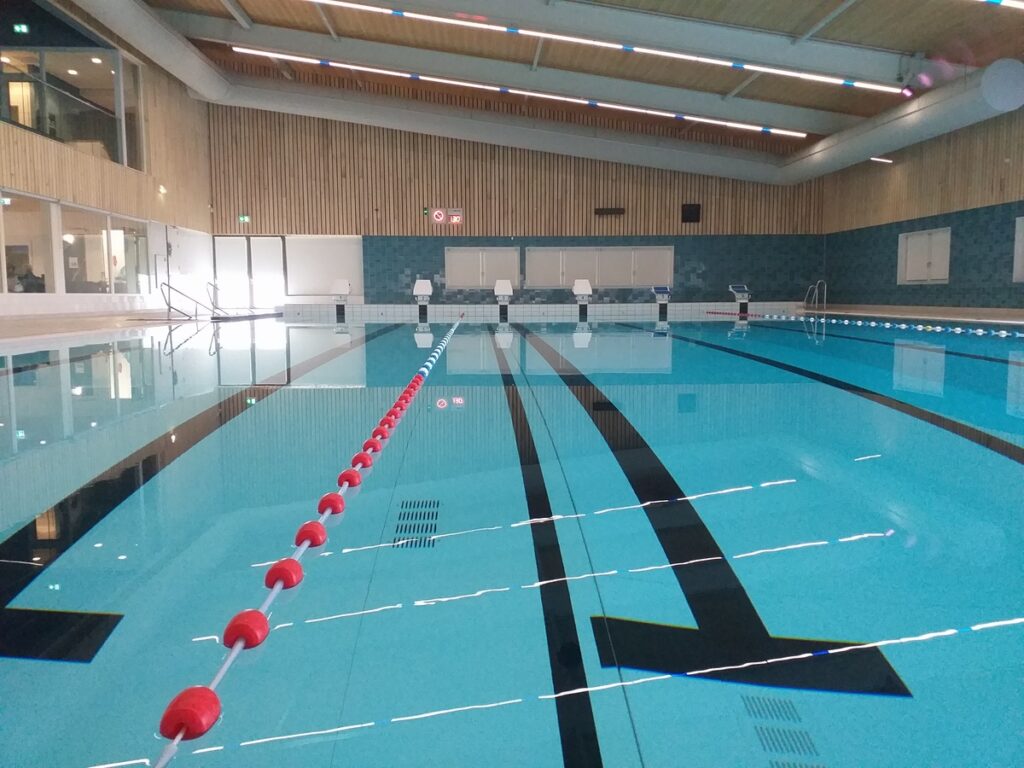 Gevelbekleding zwembad Sint Oedenrode met populierenhout van Peppelhout