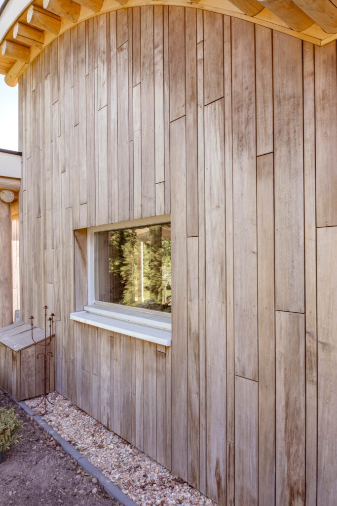 Gevelbekleding ecologische woning Haaren met populierenhout van Peppelhout
