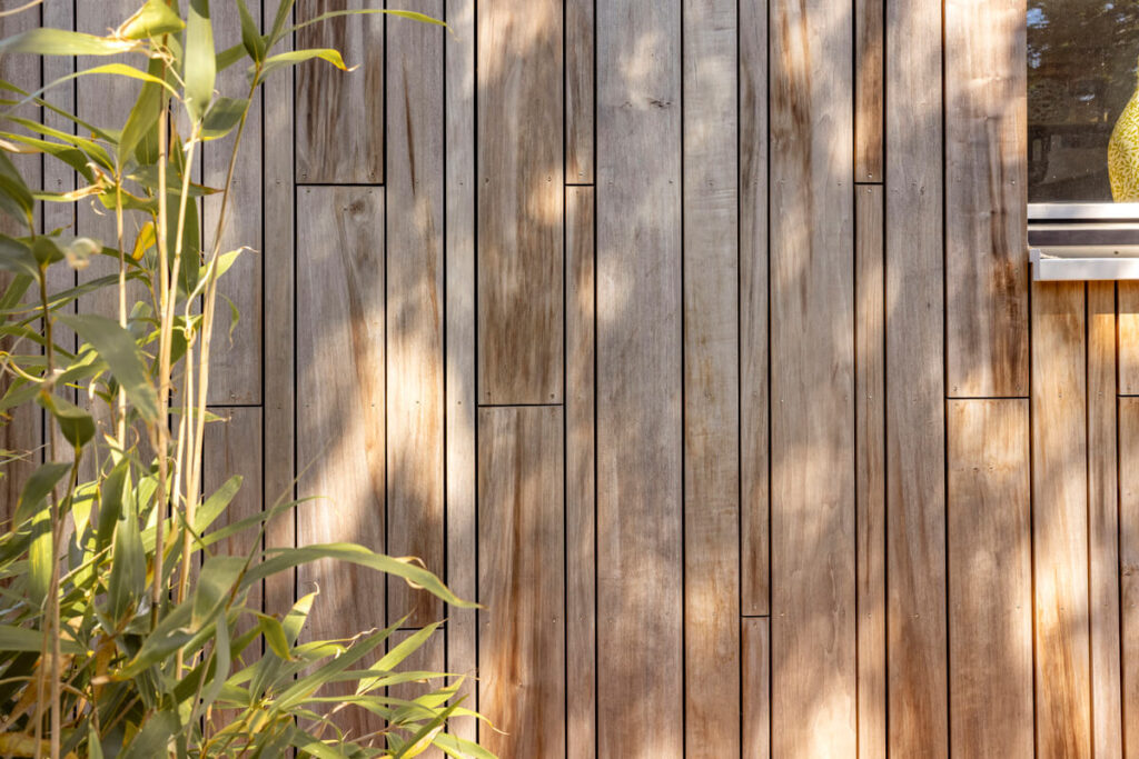 Gevelbekleding ecologische woning Haaren met populierenhout van Peppelhout