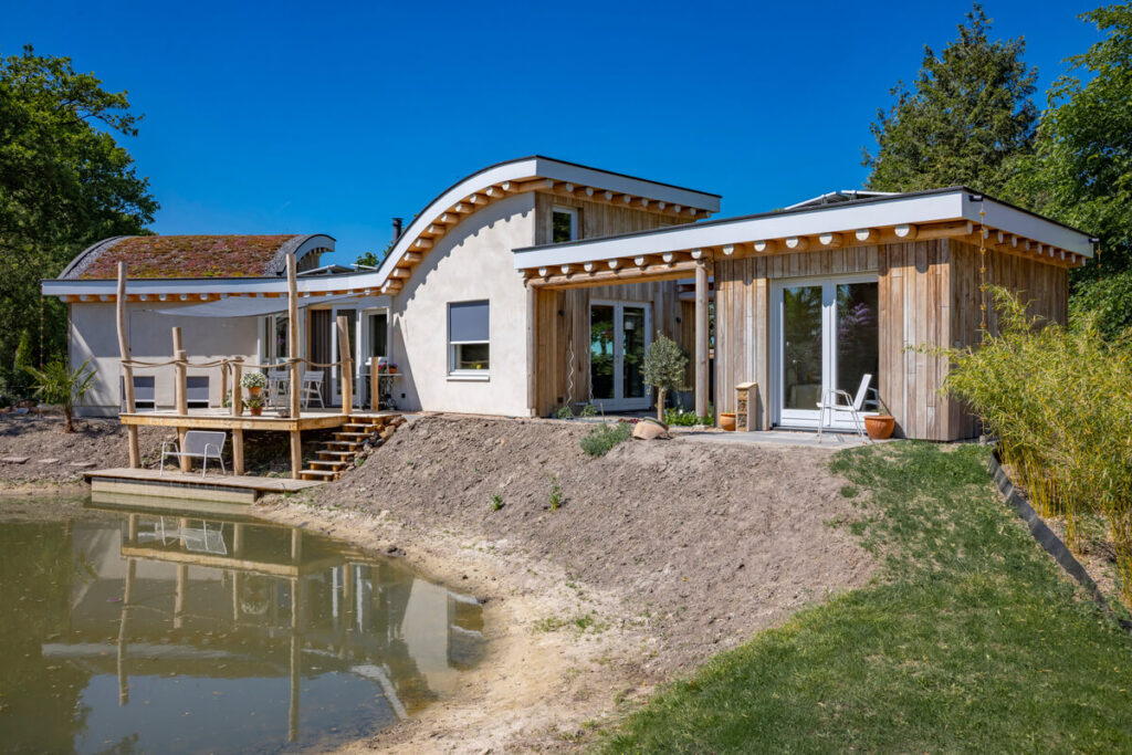 Gevelbekleding ecologische woning Haaren met populierenhout van Peppelhout