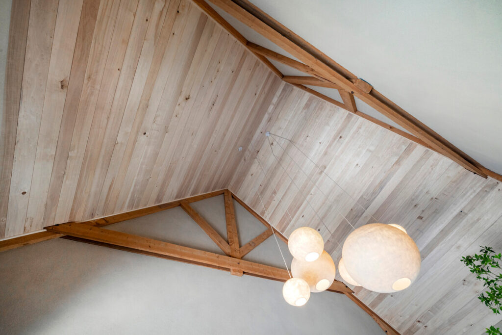 Plafond woonboerderij Oirschot met populierenhout van Peppelhout