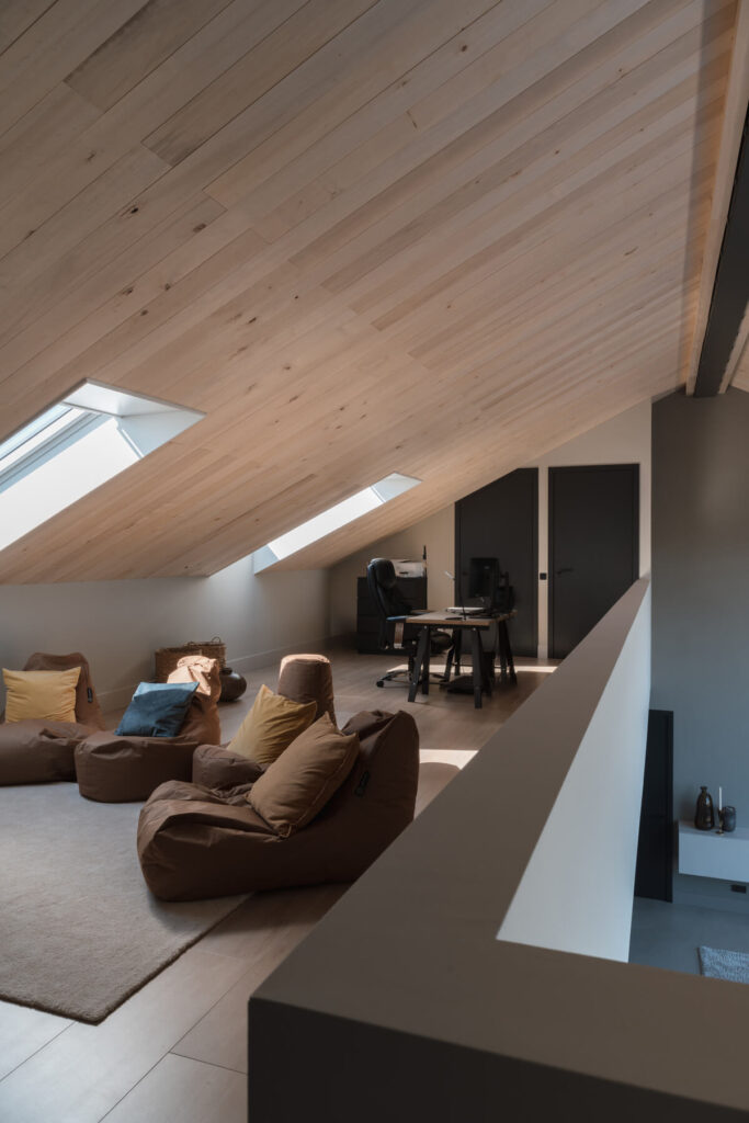 Plafond Villa Veenendaal met populierenhout van Peppelhout