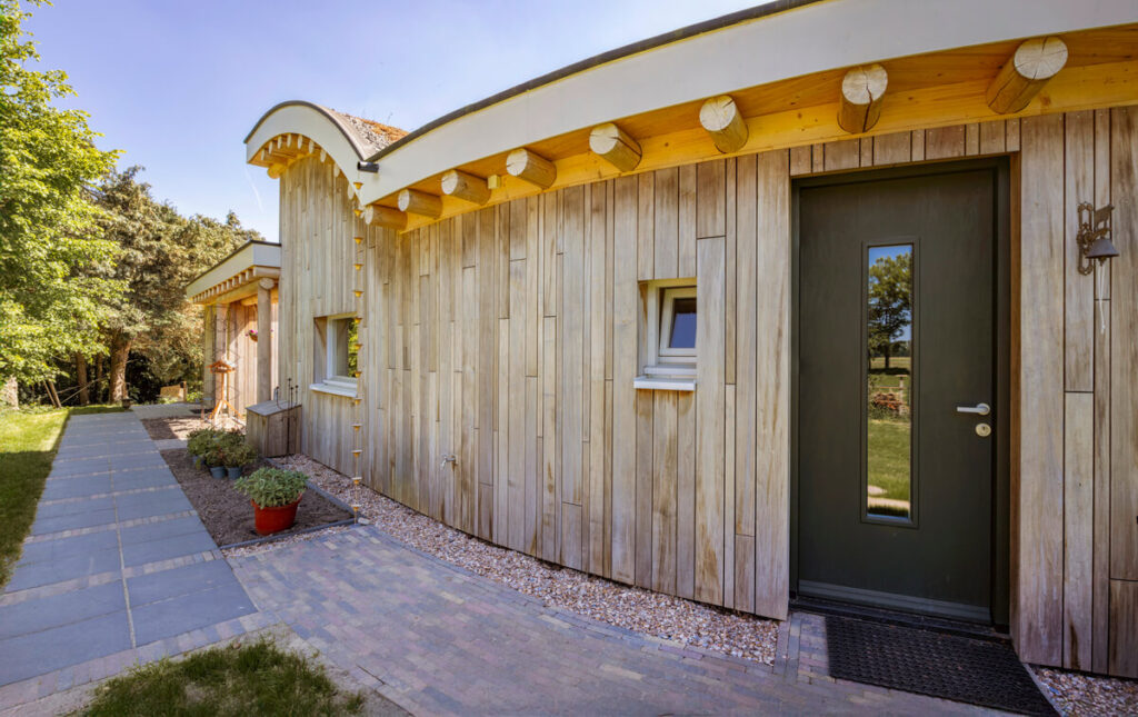 Gevelbekleding ecologische woning Haaren met populierenhout van Peppelhout