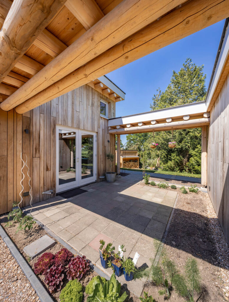 Gevelbekleding ecologische woning Haaren met populierenhout van Peppelhout