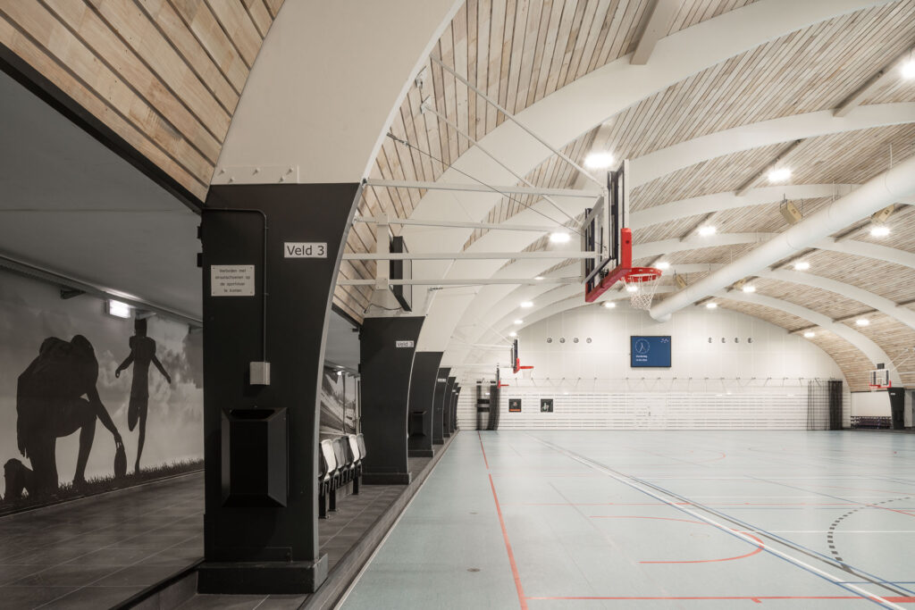 Plafond sporthal Amsterdam met populierenhout van Peppelhout