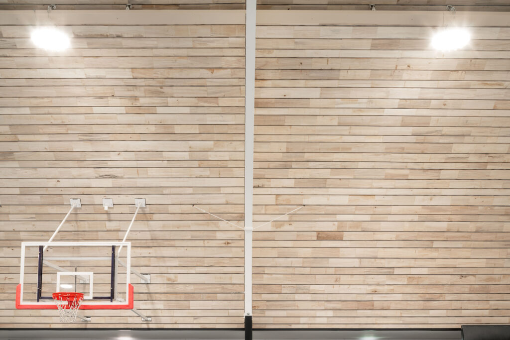 Plafond sporthal Amsterdam met populierenhout van Peppelhout