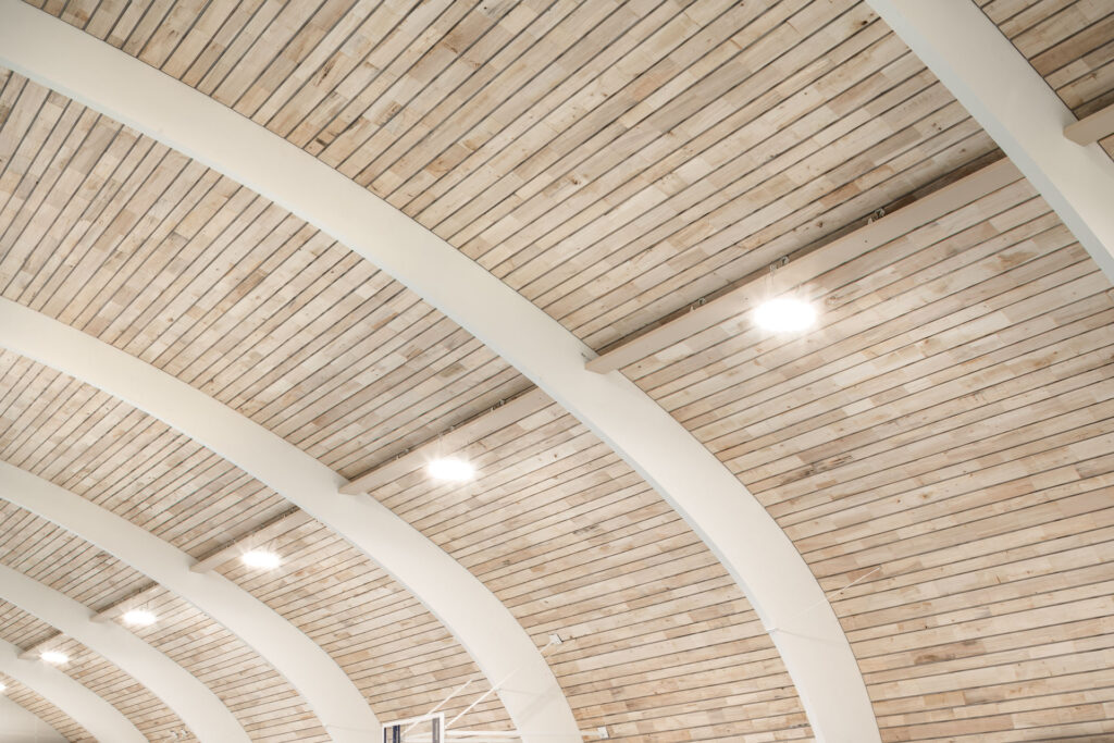 Plafond sporthal Amsterdam met populierenhout van Peppelhout