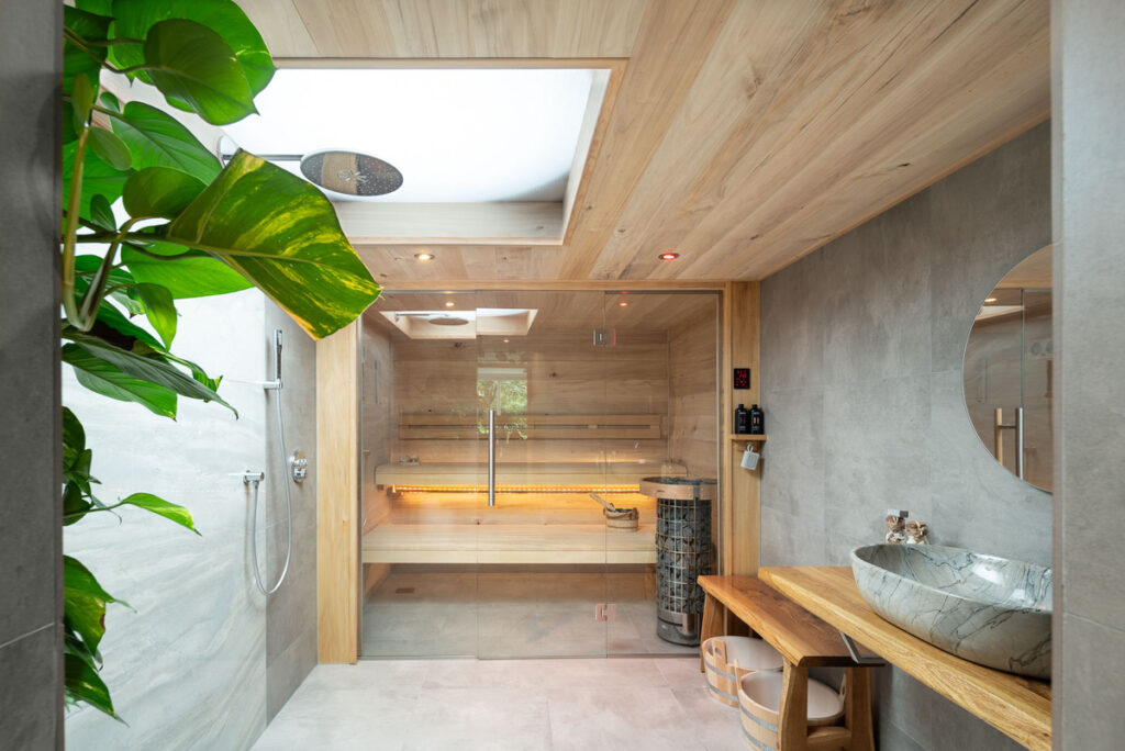 Wandbekleding sauna Zeist met populierenhout van Peppelhout