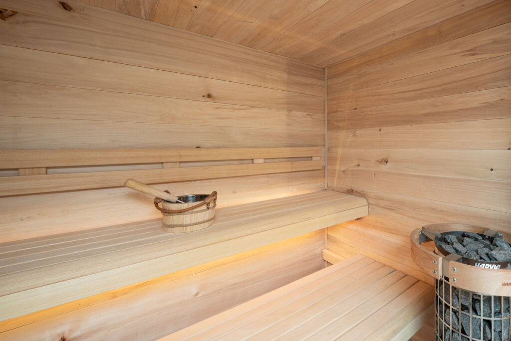 Wandbekleding sauna Zeist met populierenhout van Peppelhout