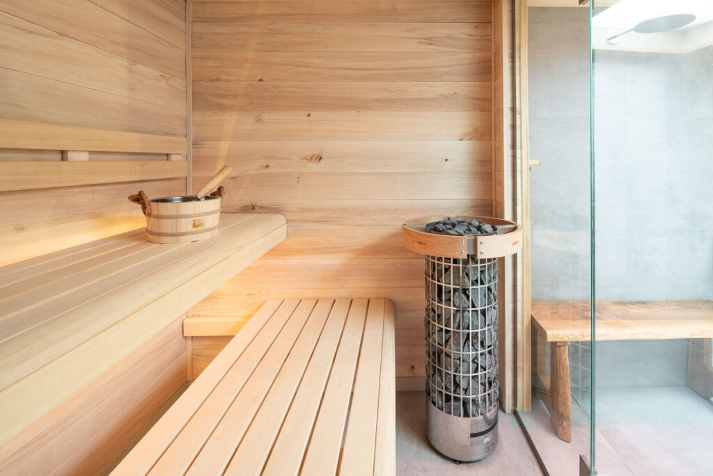 Wandbekleding sauna Zeist met populierenhout van Peppelhout