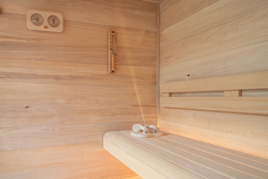 Wandbekleding sauna Zeist met populierenhout van Peppelhout