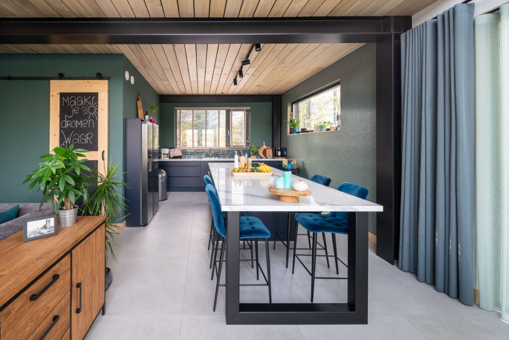 Plafond waterwoning De Lier met populierenhout van Peppelhout
