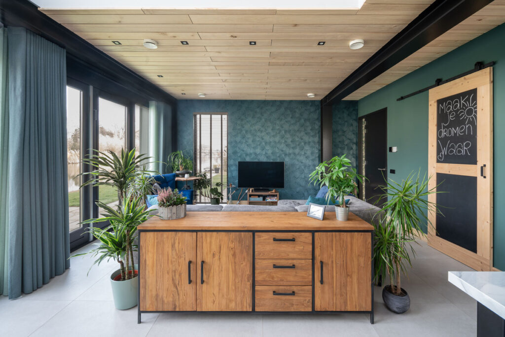 Plafond waterwoning De Lier met populierenhout van Peppelhout