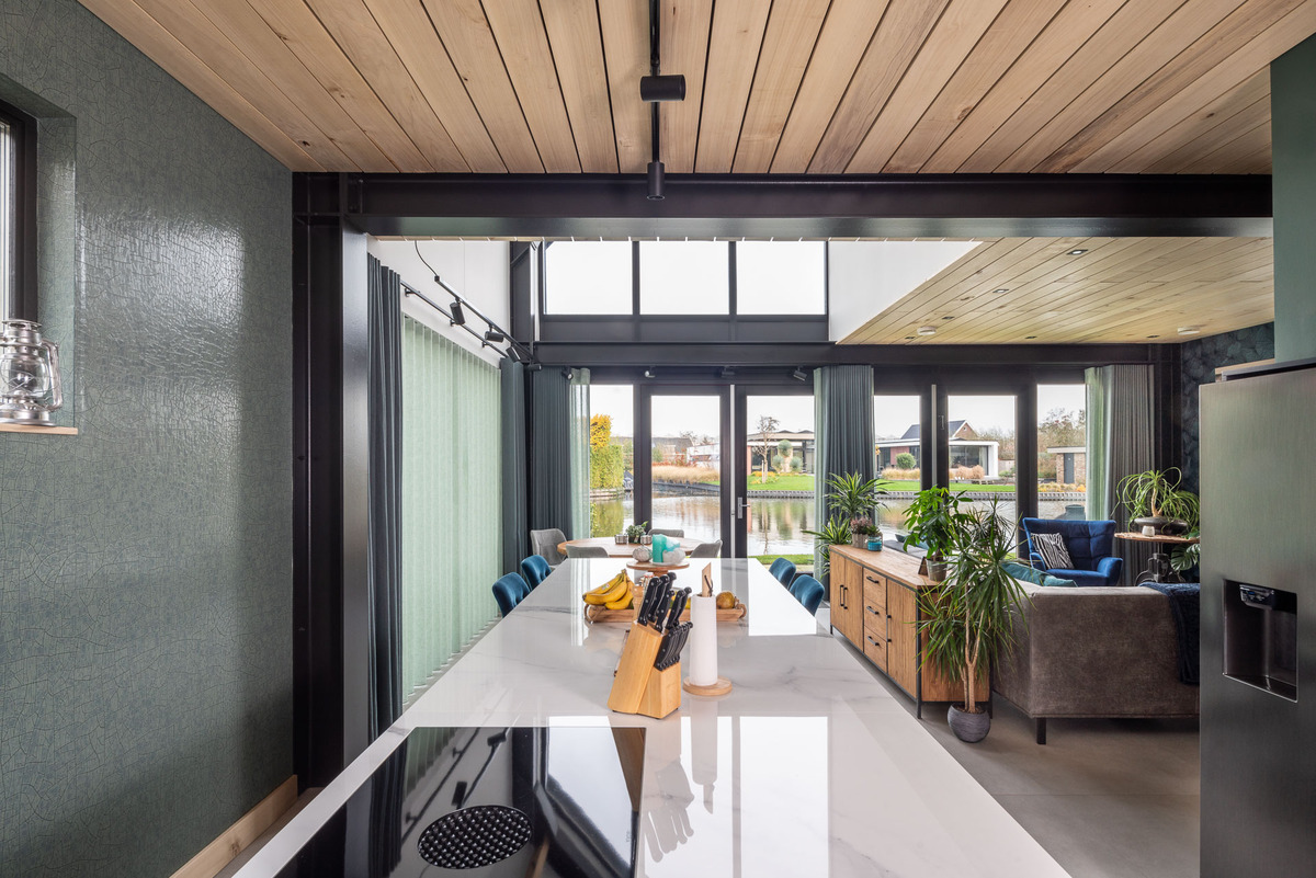 Plafond waterwoning De Lier met populierenhout van Peppelhout