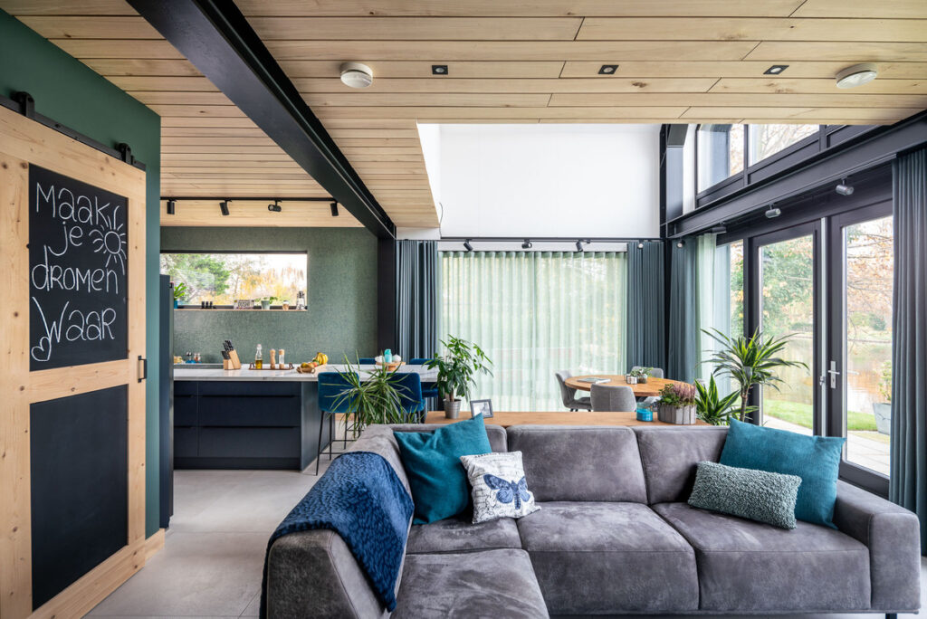 Plafond waterwoning De Lier met populierenhout van Peppelhout