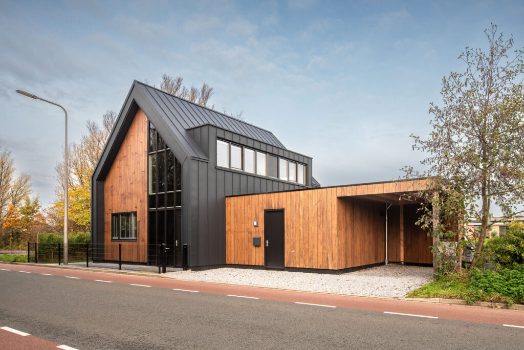 Gevelbekleding woning De Lier met populierenhout van Peppelhout