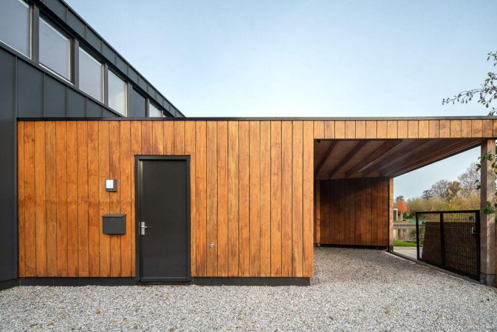 Gevelbekleding woning De Lier met populierenhout van Peppelhout