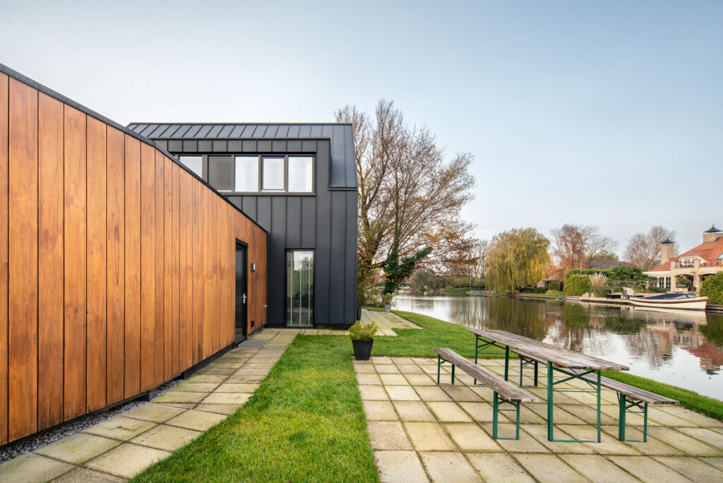 Gevelbekleding woning De Lier met populierenhout van Peppelhout
