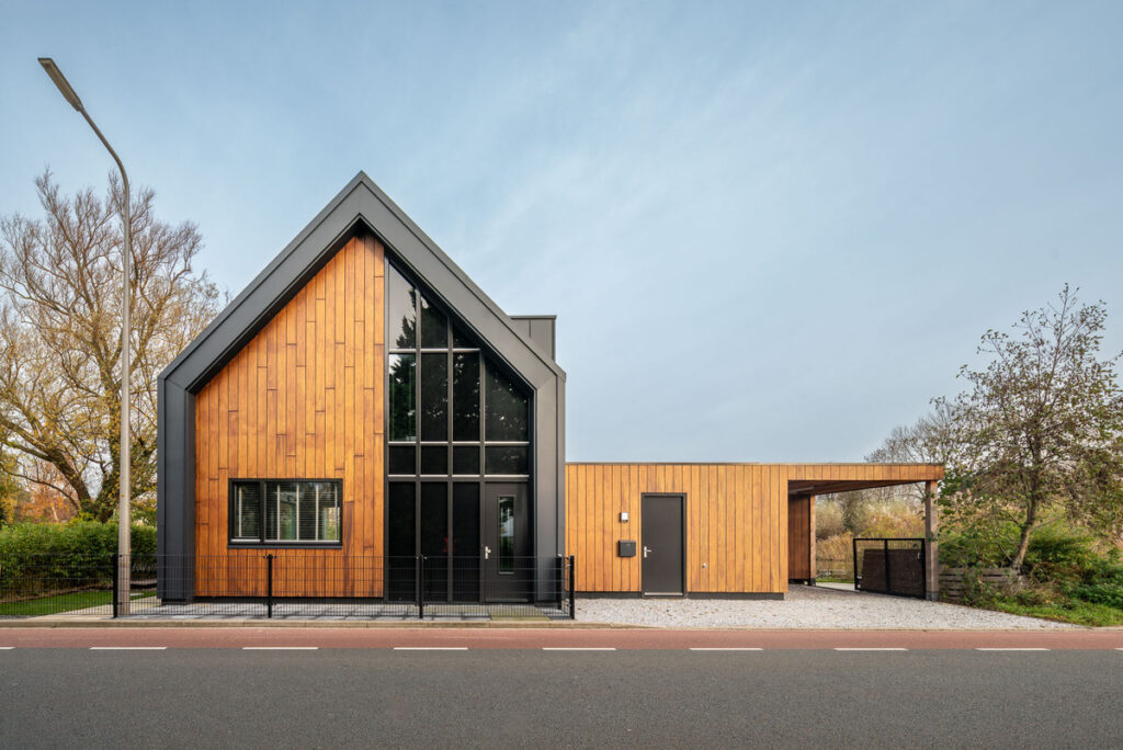 Gevelbekleding woning De Lier met populierenhout van Peppelhout