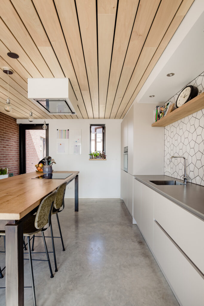 Plafond woonhuis Puiflijk met populierenhout van Peppelhout
