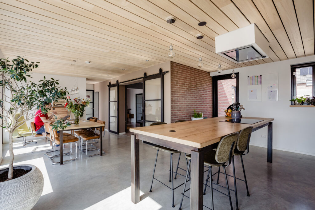 Plafond woonhuis Puiflijk met populierenhout van Peppelhout