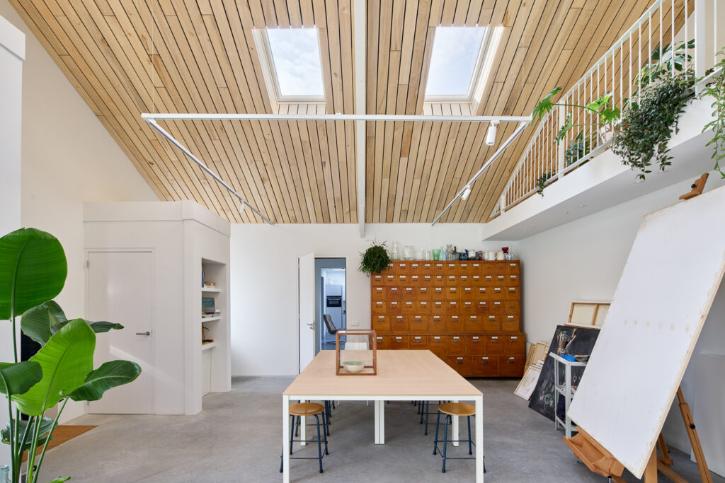 Plafond woonatelier Haaren met populierenhout van Peppelhout