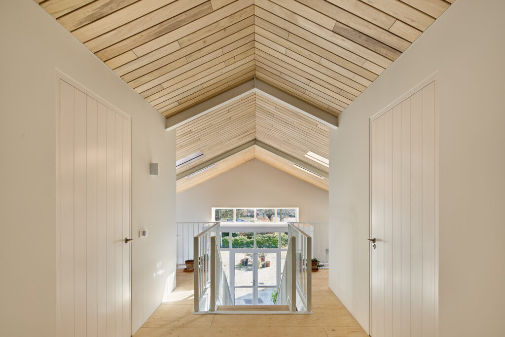 Plafond woonatelier Haaren met populierenhout van Peppelhout