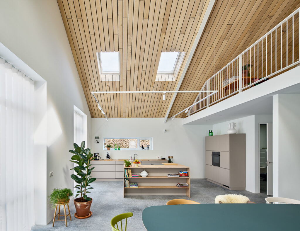 Plafond woonatelier Haaren met populierenhout van Peppelhout