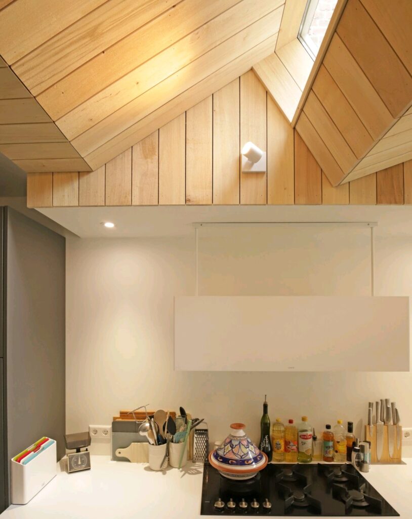 Plafond monumentale woning Den Bosch met populierenhout van Peppelhout