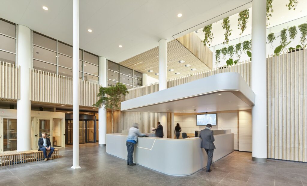 Wandbekleding rijkskantoor Utrecht met populierenhout van Peppelhout