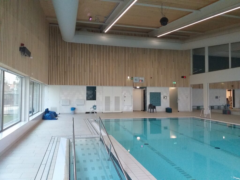 Gevelbekleding zwembad Sint Oedenrode met populierenhout van Peppelhout