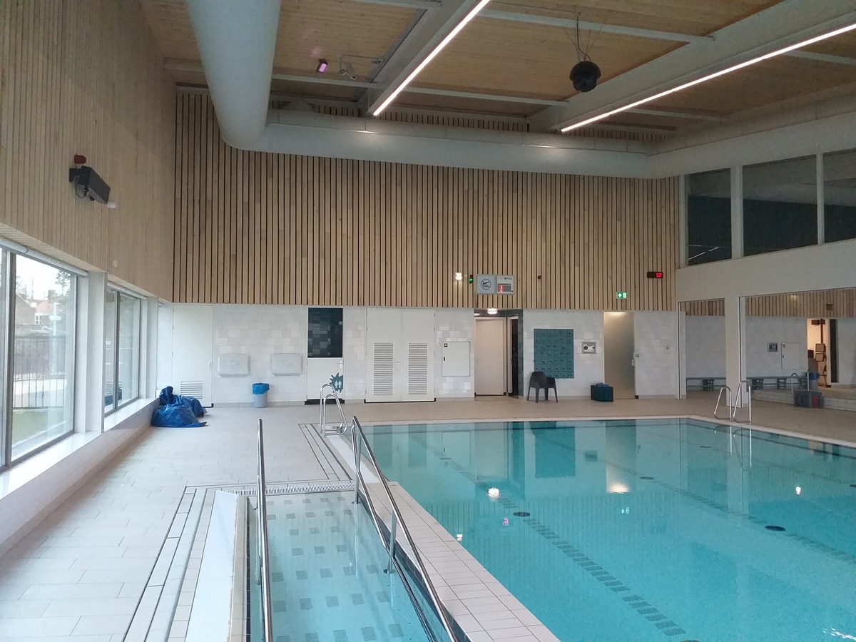 Gevelbekleding zwembad Sint Oedenrode met populierenhout van Peppelhout
