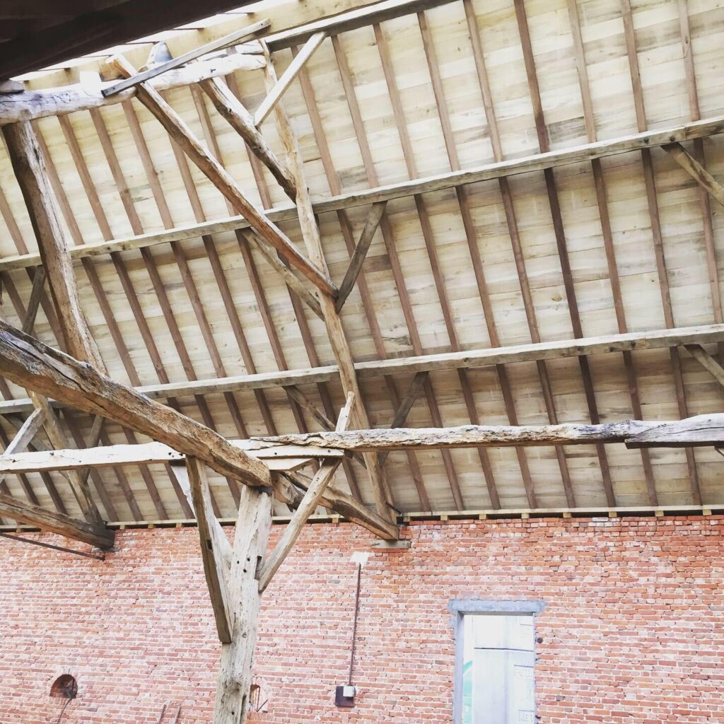 Dakbeschot historische schuur Turnhout met populierenhout van Peppelhout