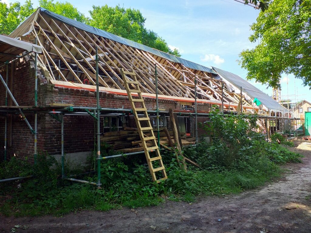 Dakbeschot langgevelboerderij Boerdonk met populierenhout van Peppelhout