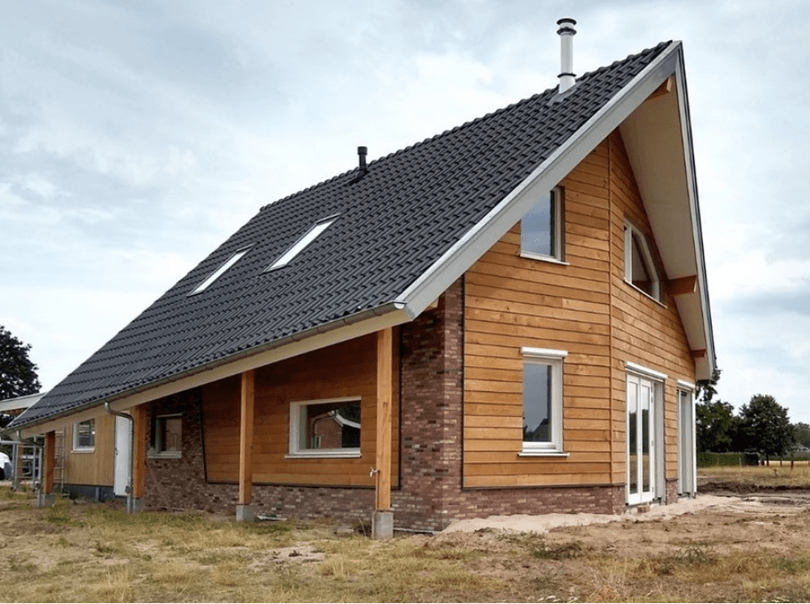 Gevelbekleding ecologische woning Westendorp met populierenhout van Peppelhout