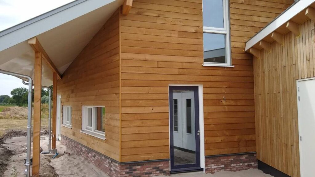 Gevelbekleding ecologische woning Westendorp met populierenhout van Peppelhout