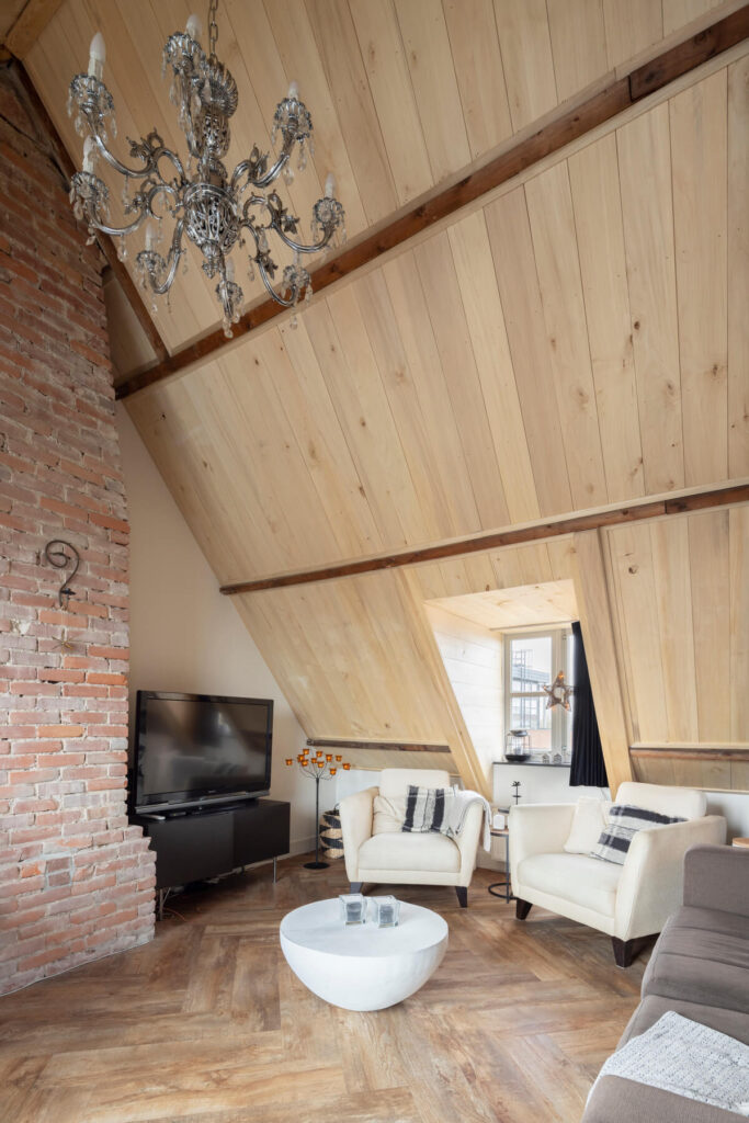 Plafond studio Boxtel met populierenhout van Peppelhout