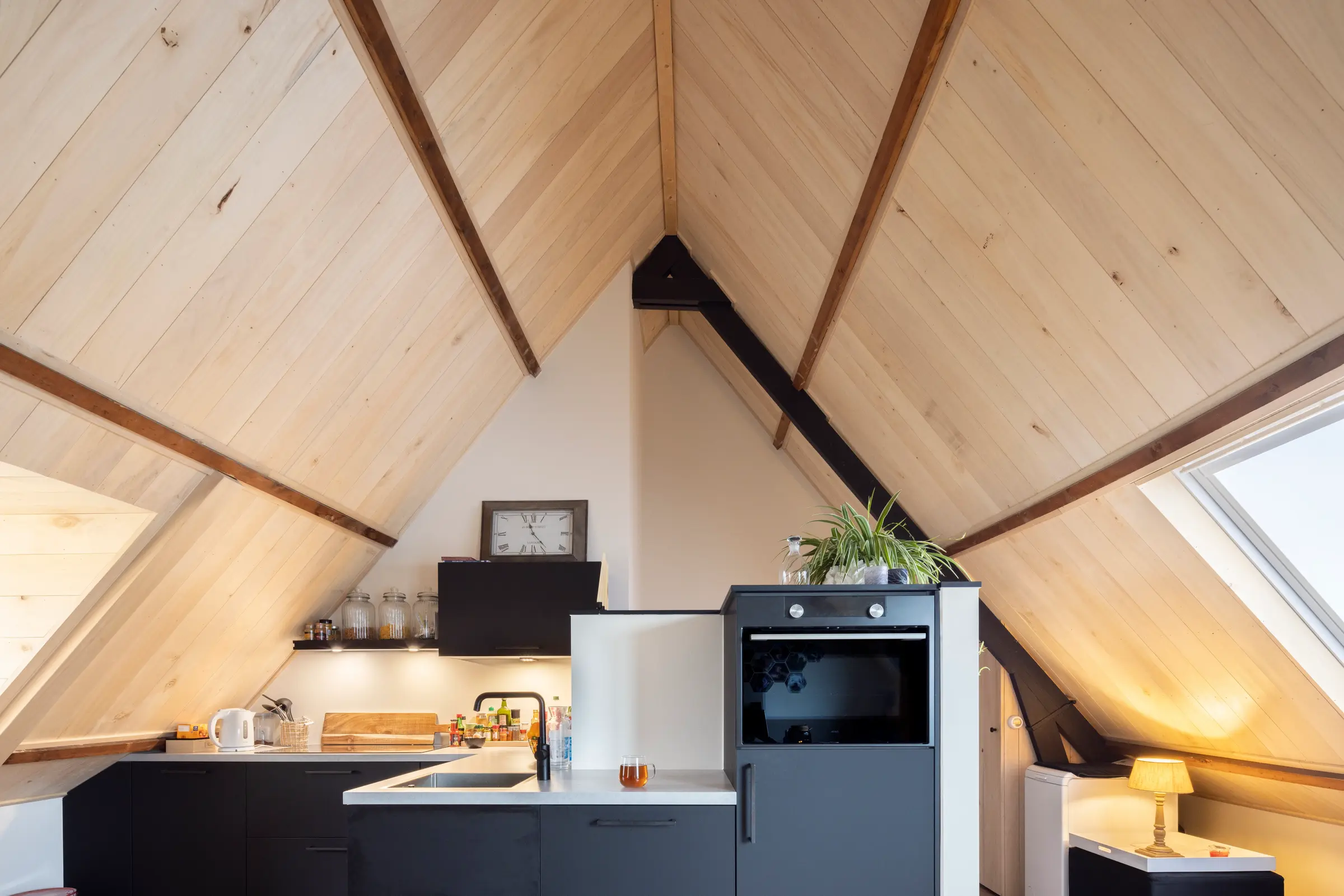 Zolderstudio in Boxtel bekleed met populierenhout