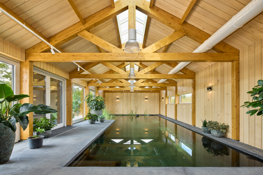 Wandbekleding poolhouse Aarlanderveen met populierenhout van Peppelhout