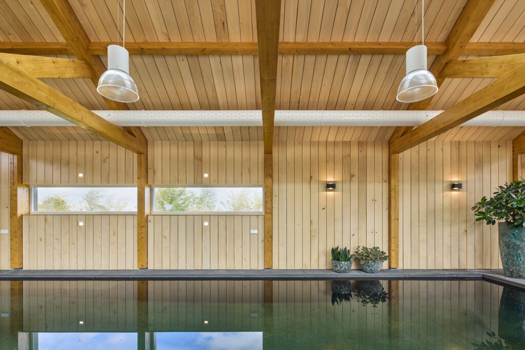 Wandbekleding poolhouse Aarlanderveen met populierenhout van Peppelhout