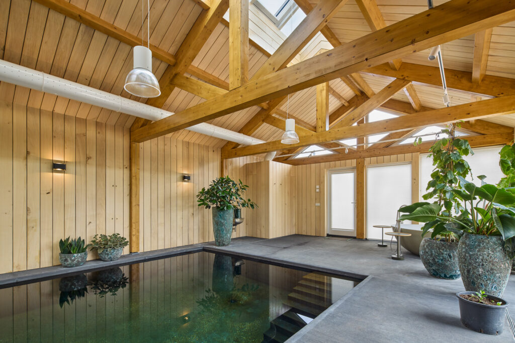 Wandbekleding poolhouse Aarlanderveen met populierenhout van Peppelhout