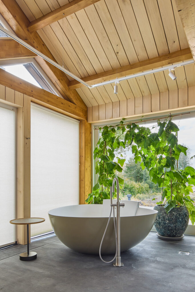 Wandbekleding poolhouse Aarlanderveen met populierenhout van Peppelhout